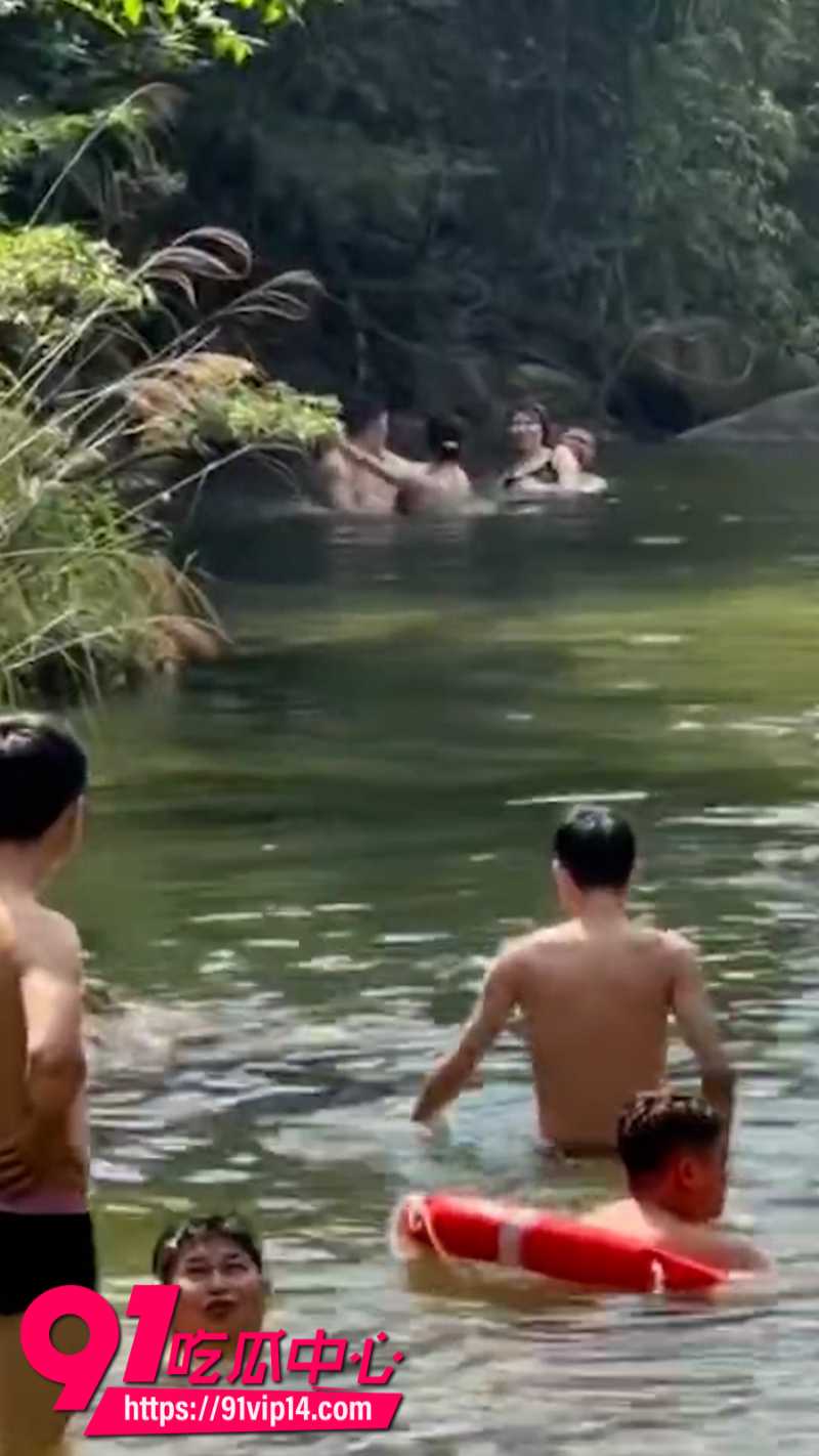 小伙河边玩水偶遇情侣水中激战3