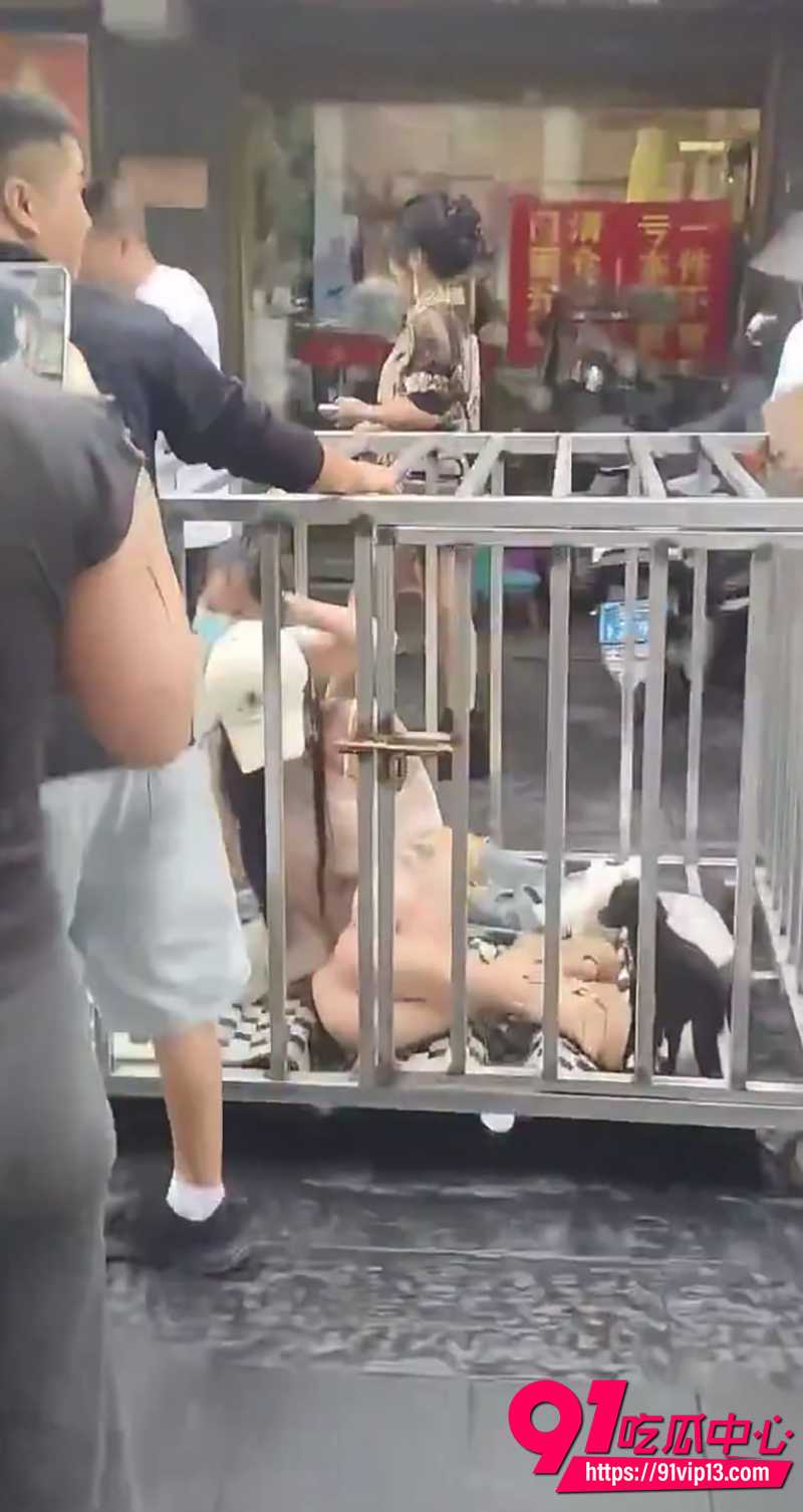 女子关铁笼游街系摆拍 4