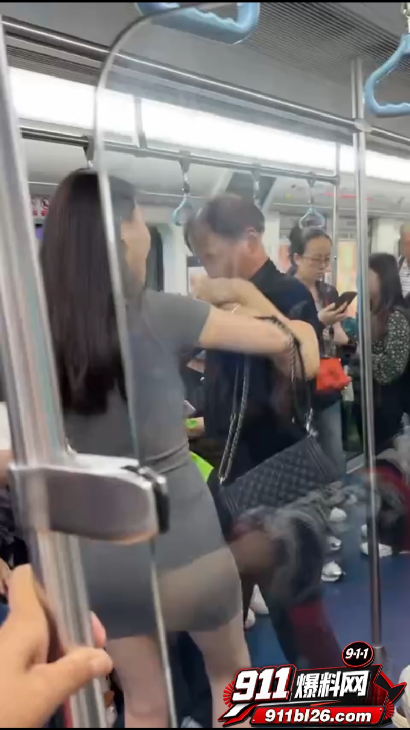 老男人偷拍短裙小仙女被发现 5