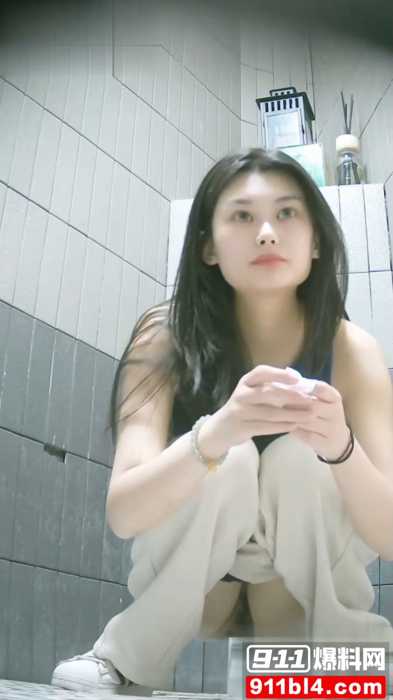 商场女厕偷拍 6