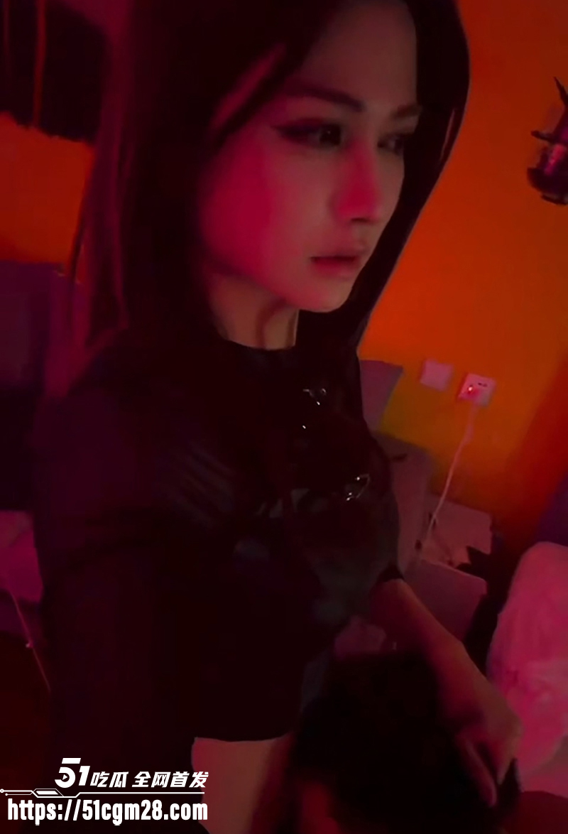 绝美伪娘沈桃桃约操健壮体育生自拍流出1拷贝