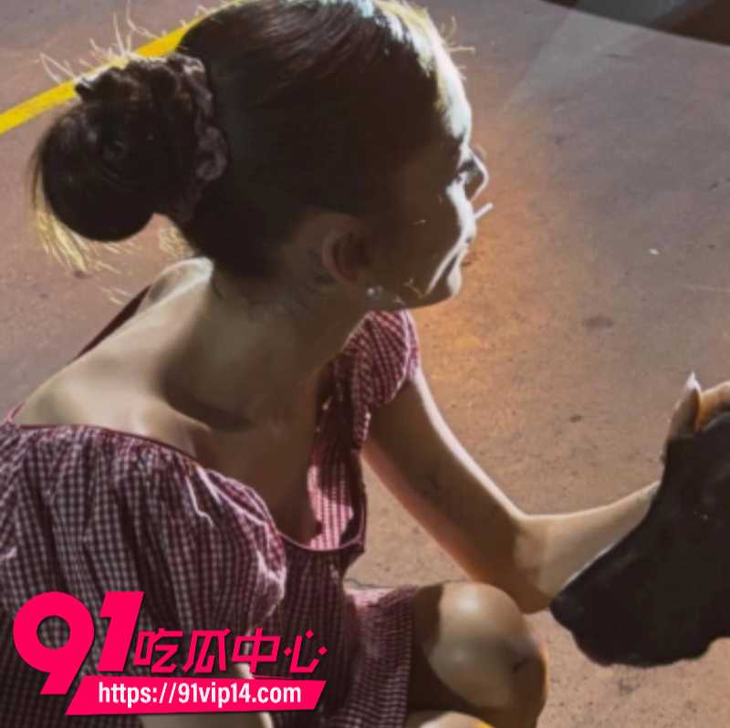 美国创作歌手ArianaGrande自拍照走光露奶照在IG疯传1