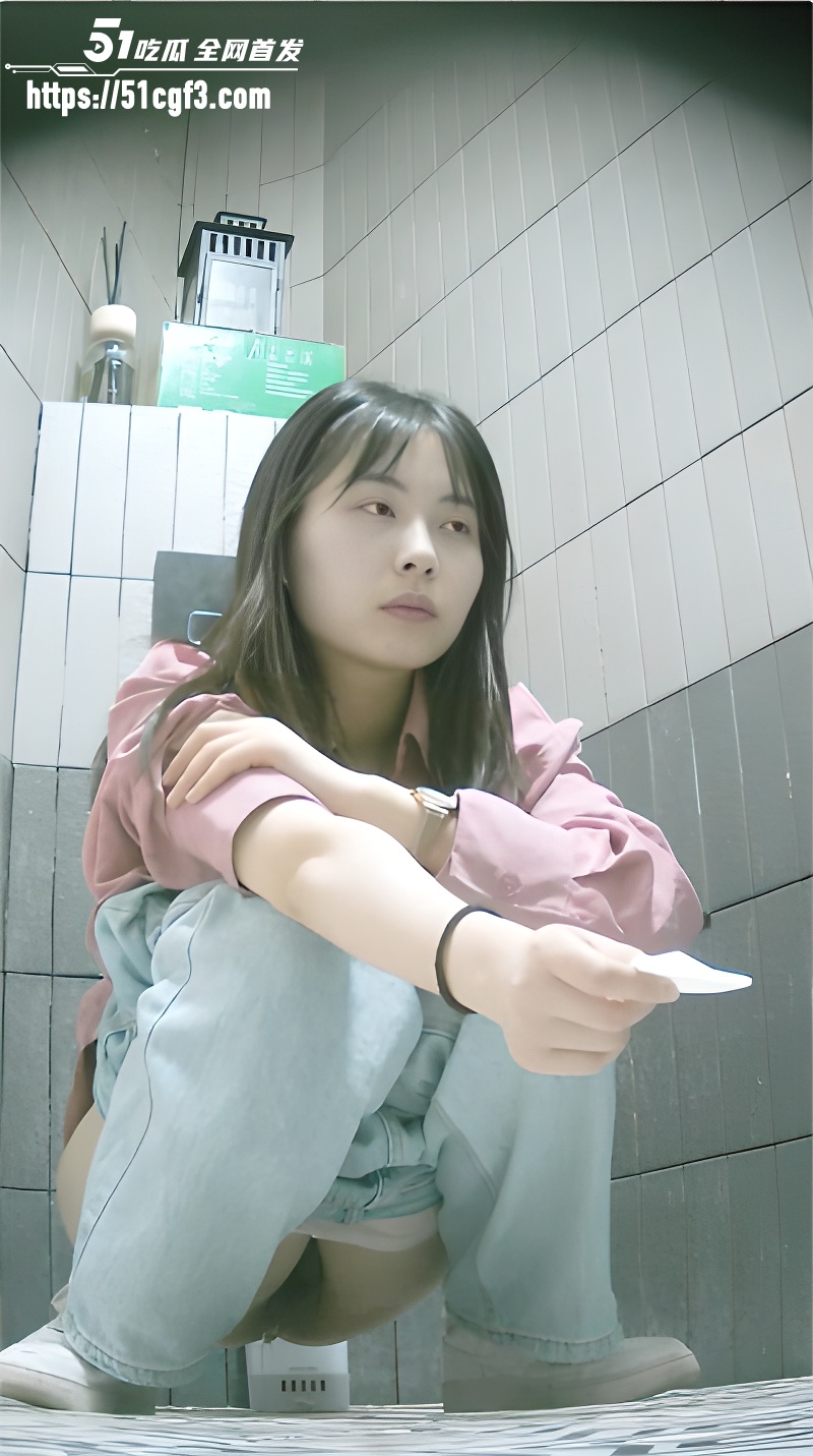 真实偷拍女公厕4k视角 1