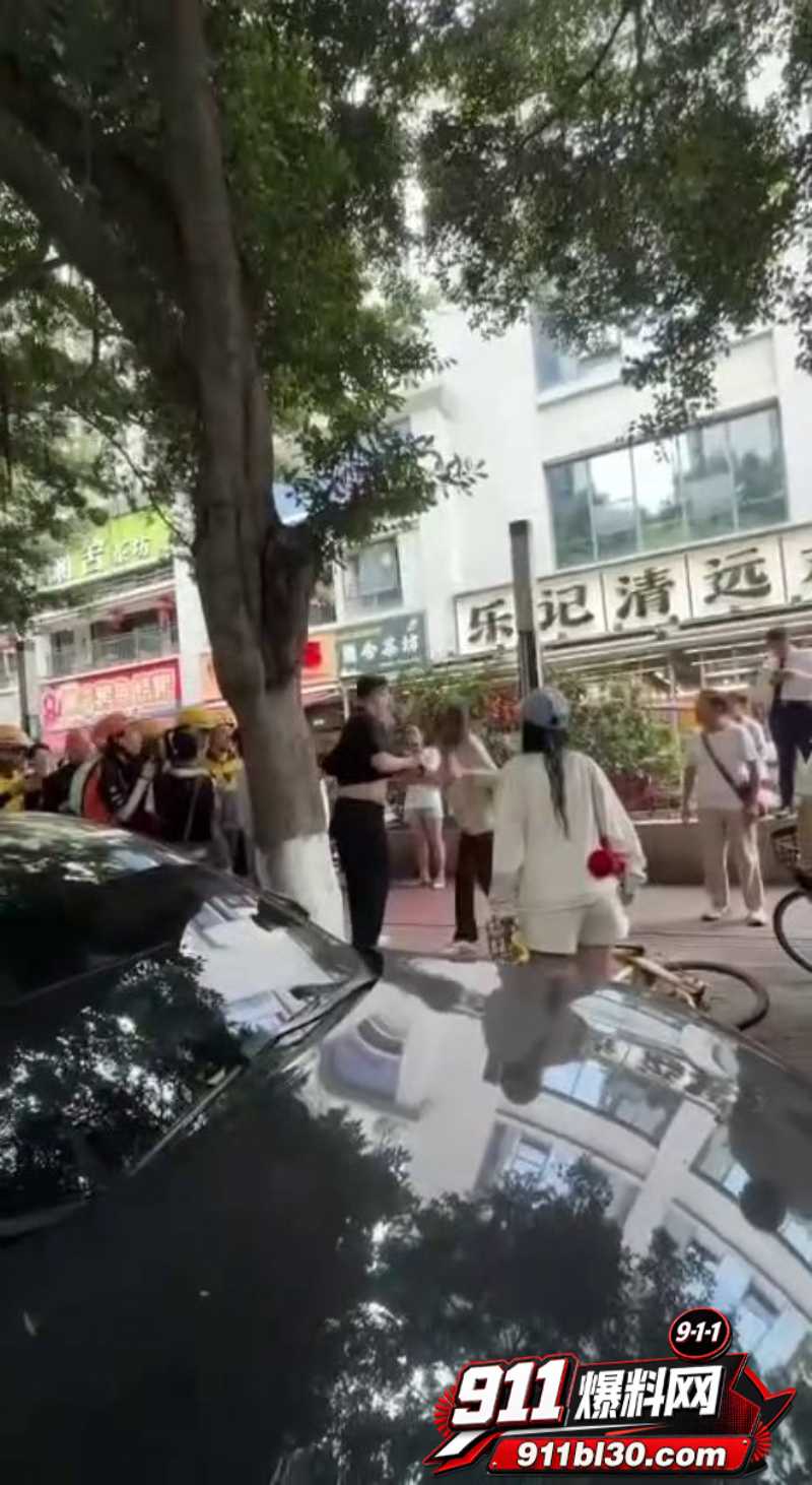 反差小三无耻公开身份 原配抓奸捉丈夫出轨2