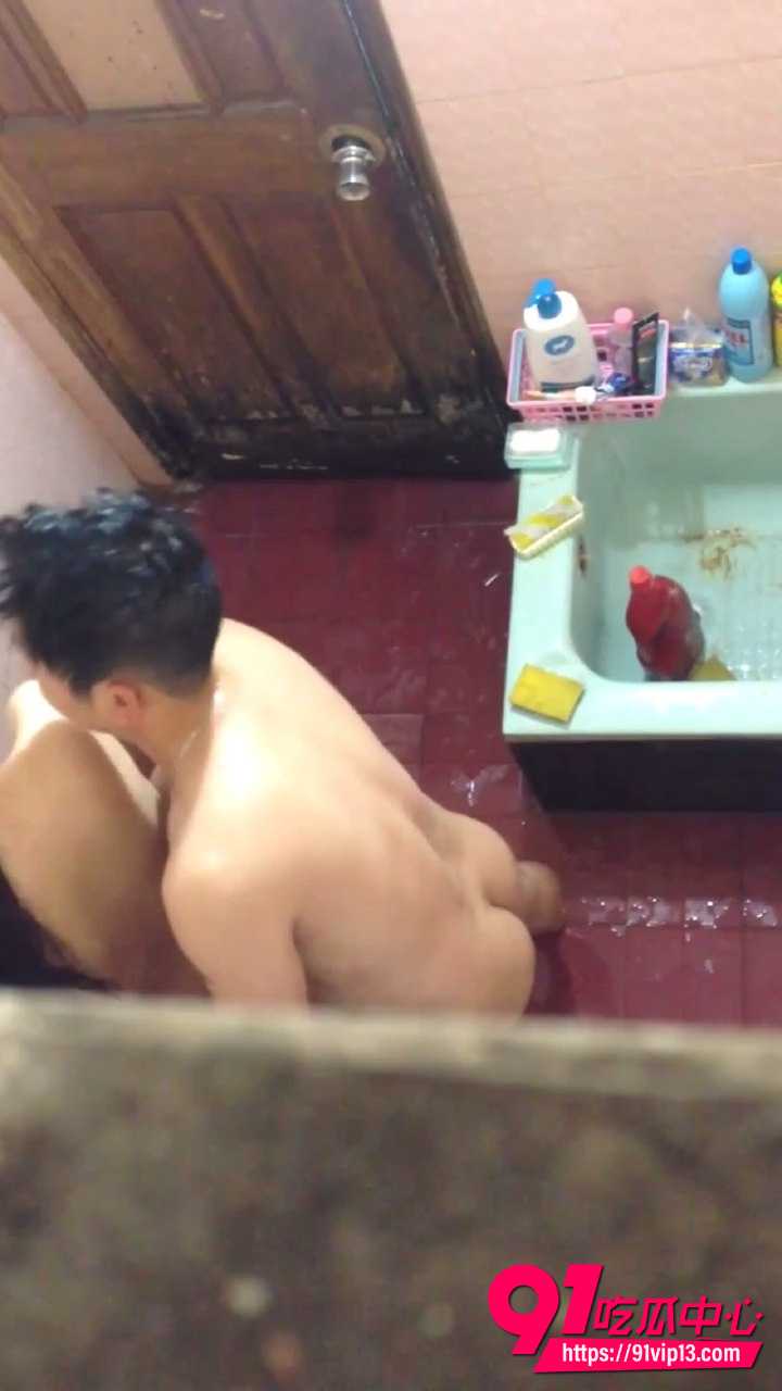 小情侣洗澡被偷拍5