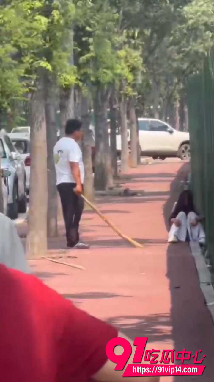 老公抓到老婆出轨当场狠揍3