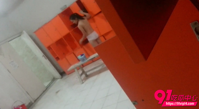 女生浴室洗澡偷拍 7