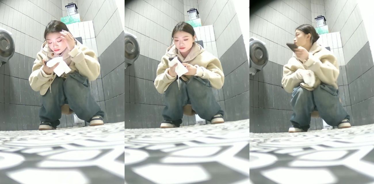 商场女厕全景偷拍美少妇蹲坑撒尿特写 人美逼嫩汁水直流！